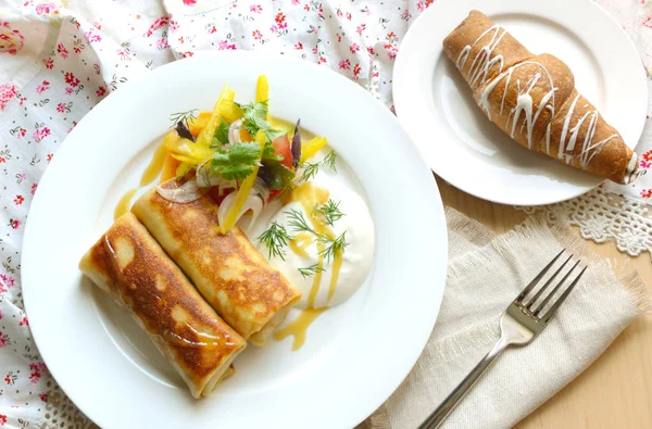 Завтрак Мясными Рулонами Овощным Салатом — стоковое фото