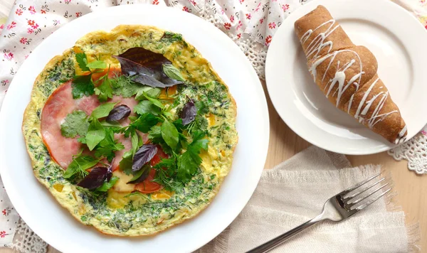 Frukost Med Omelett Skinka Basilika Och Croissant — Stockfoto