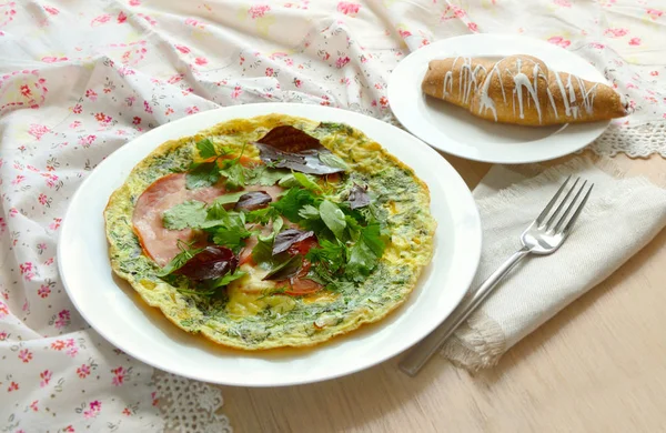 Frukost Med Omelett Skinka Basilika Och Croissant — Stockfoto