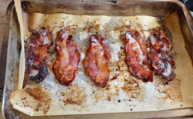 Fırın tepsisindeki yakıcı sıcak lezzetli çıtır jambon pişmiş