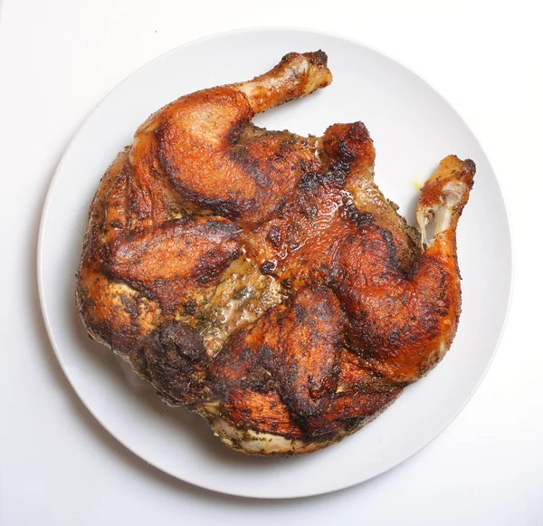 Kızarmış Kızartma tavuk Tabaka beyaz plaka üzerinde ızgara
