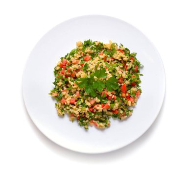 Tabbouleh Bulgurun veya bulgur salatası. Beyaz plaka üzerinde