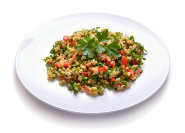Tabbouleh Bulgurun veya bulgur salatası. Beyaz plaka üzerinde