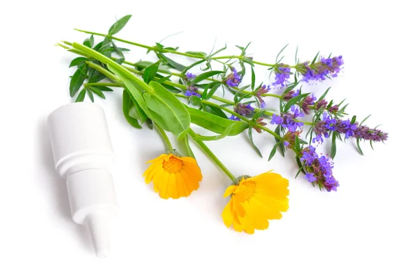 Plantas medicinales Caléndula e hisopo con spray nasal. Aislado sobre blanco — Foto de Stock