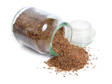 Beyaz arka plan üzerinde izole kimyon veya Carum carvi tohumu.