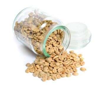 Beyaz arka plan üzerinde izole yeşil kahve çekirdekleri.