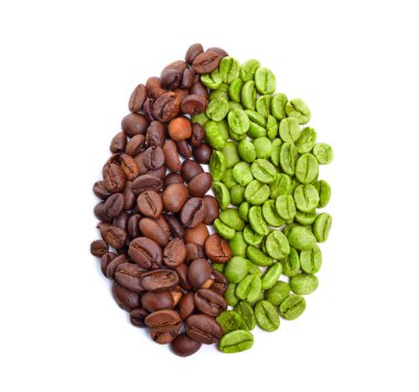 Beyaz arka plan üzerinde izole yeşil ve kavrulmuş kahve çekirdekleri.