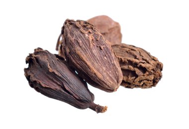 Siyah kakule, olarak da bilinen hill kakule, Bengal kakule, büyük kakule, Hint kakule, Nepal kakule, kakule, veya kahverengi kakule veya Kakuleden veya cardamum kanatlı. İzole.
