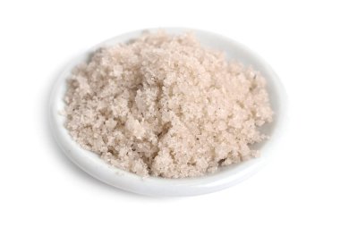 Beyaz arka plan üzerinde izole füme sofra tuzu.