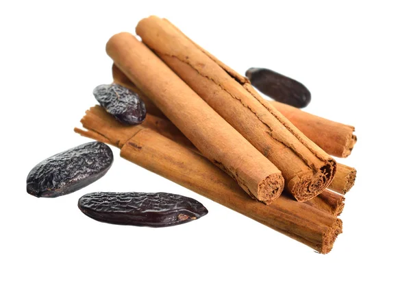 Corteza Cinnamomum Verum Con Frijoles Tonka Aislado Sobre Fondo Blanco — Foto de Stock