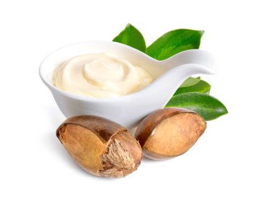 Shea fındık ezmesi veya kase krem ile. Beyaz arka plan üzerinde izole.