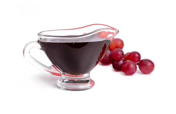 Vinagre balsámico en tazón con uva. Aislado sobre fondo blanco —  Fotos de Stock