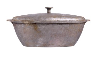 Vintage alüminyum tencere coocing et ve wegetables için. Beyaz arka plan üzerinde izole