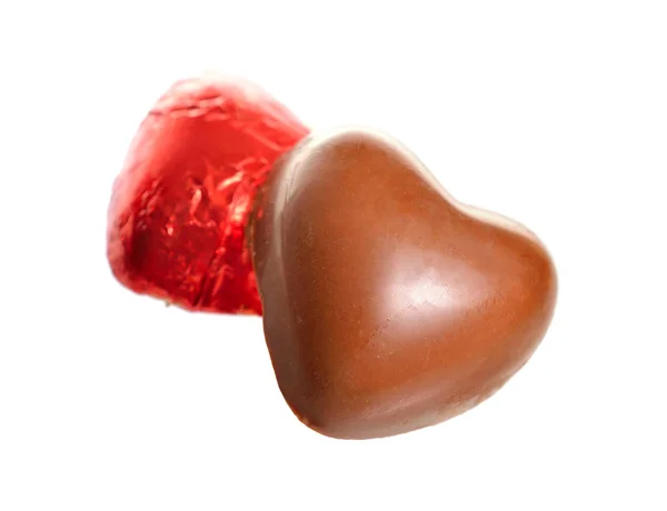 Çikolata Kalpler Beyaz Arka Plan Üzerinde Izole Kırmızı Folyo Sarılmış — Stok fotoğraf