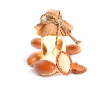 Argan tohumu yağı. Beyaz arka plan üzerinde izole.