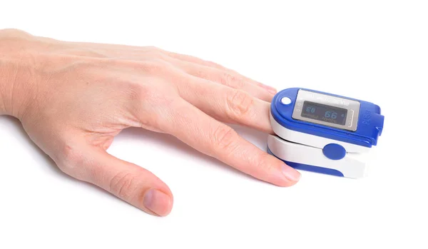 Pulse oximeter met hand van patiënt geïsoleerd op witte achtergrond — Stockfoto