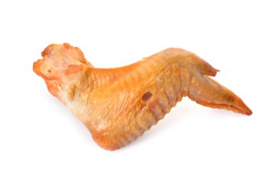 Füme tavuk kanadı. Beyaz arka plan üzerinde izole