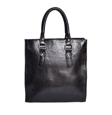 Beyaz arkaplanda siyah deri çanta var.