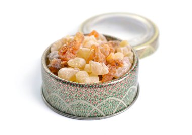 Beyaz arka plan üzerinde izole buhur reçine ile mür