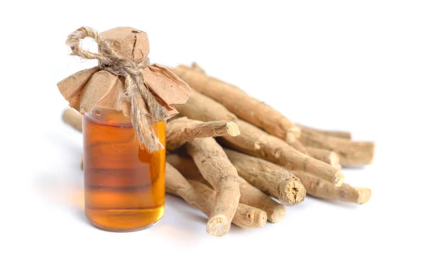 Wurzel Withania somnifera, allgemein bekannt als Ashwagandha, indischer Ginseng, Giftstachelbeere oder Winterkirsche. — Stockfoto