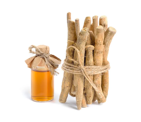 Raíz Withania somnifera, conocida comúnmente como ashwagandha, ginseng indio, grosella espinosa venenosa o cereza de invierno . — Foto de Stock