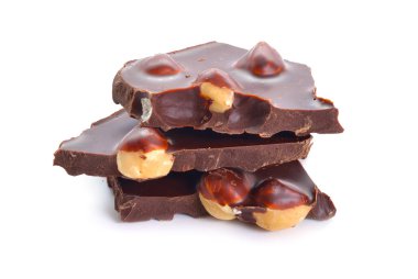Koyu çikolata fındık ile. Beyaz arka plan üzerinde izole. Alanın tam bölümü