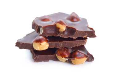 Koyu çikolata fındık ile. Beyaz arka plan üzerinde izole