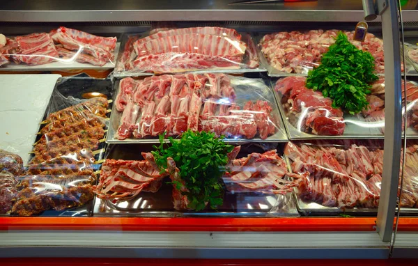 Showcase with raw meat in butcher shop. — Stock Photo, Image