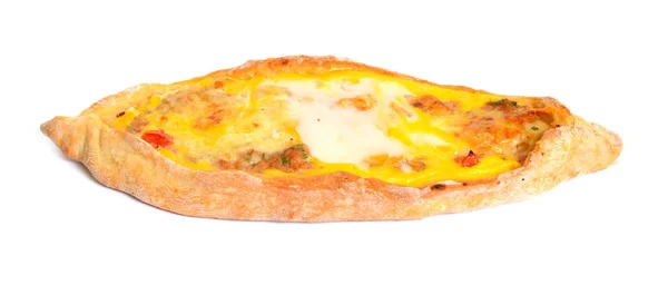 Tradiční tortilla PIDE s masem a vajíčkem. Izolované na bílém pozadí — Stock fotografie