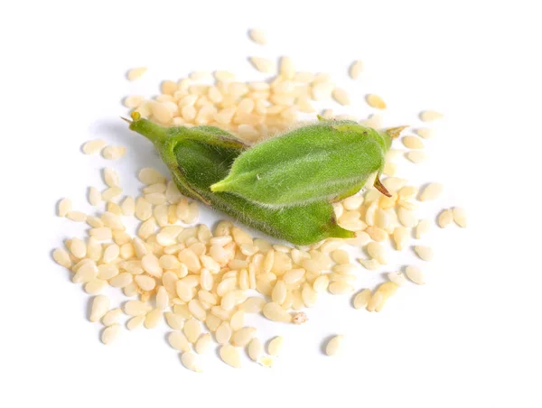 Gousses de sésame vert avec des graines isolées sur fond blanc — Photo