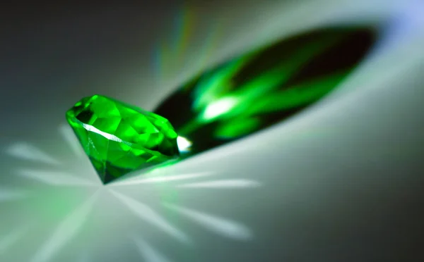 Cristal multicolore en verre, forme de diamant en rayons — Photo