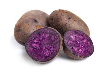 Patates Vitelotte, ayrıca Vitelotte noire, Negresse veya Truffe de Chine denir. Beyaz arka planda yalıtılmış.