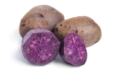 Patates Vitelotte, ayrıca Vitelotte noire, Negresse veya Truffe de Chine denir. Beyaz arka planda yalıtılmış.