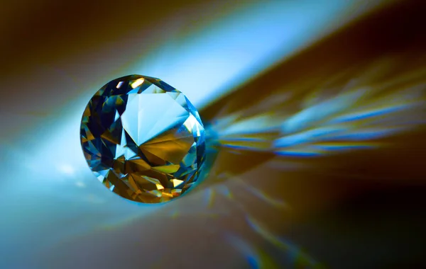 Разноцветный стеклянный хрусталь, бриллиантовая форма в лучах — стоковое фото