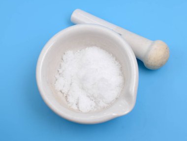 Amonyum bikarbonat formülü NH4HCO3 olan bir inorganik bileşiktir.