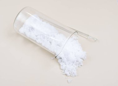 Amonyum tiyosiyanat. Bu tiyosiyanik asit amonyum tuzu..