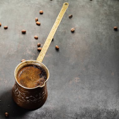 Köy geçmişi olan eski bir Türk kahvesi.