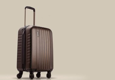 bavul renkli arkaplanda duruyor