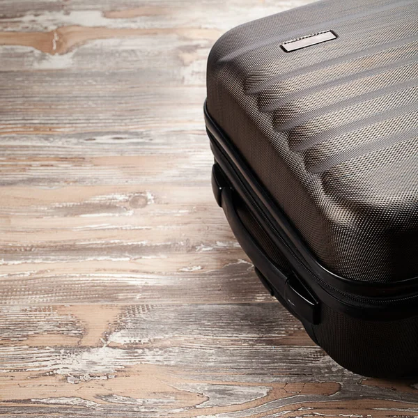 Geschlossener Koffer Auf Holzboden — Stockfoto