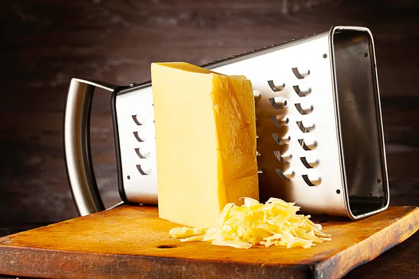 Peynir Rende Manzara Yanmış Eski Bir Kesme Tahtasının Üzerinde Yatıyor — Stok fotoğraf