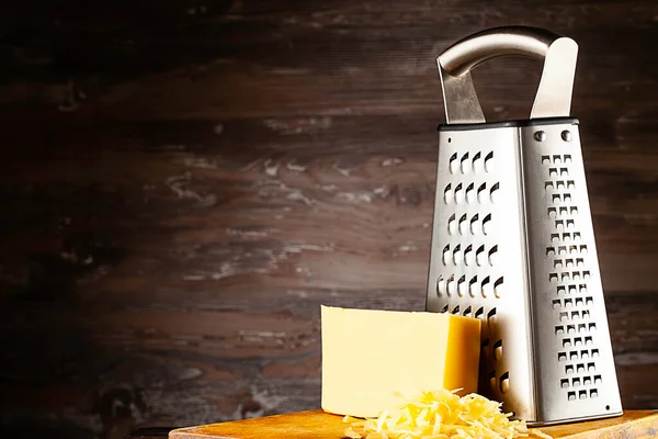 Peynir Rende Manzara Yanmış Eski Bir Kesme Tahtasının Üzerinde Yatıyor — Stok fotoğraf
