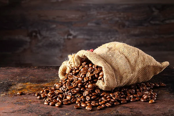 木の壁の前に新鮮な焙煎コーヒーの入ったバッグ — ストック写真