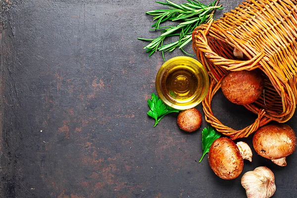 Frische Champignons Korb Und Zutaten Auf Altem Rustikalen Hintergrund — Stockfoto