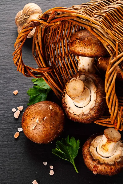 Färska Champinjoner Korg Och Ingredienser Gammal Rustik Bakgrund — Stockfoto