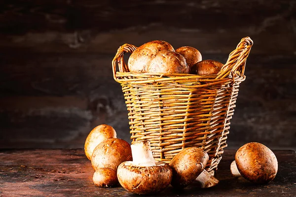 Verse Champignons Mand Voor Oude Houten Muur — Stockfoto