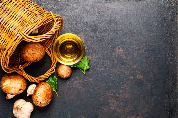 Färska Champinjoner Korg Och Ingredienser Gammal Rustik Bakgrund — Stockfoto