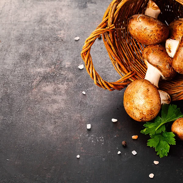 Färska Champinjoner Korg Och Ingredienser Gammal Rustik Bakgrund — Stockfoto