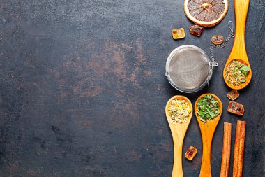 Kırsal arka planda çay aksesuarları kompozisyonu