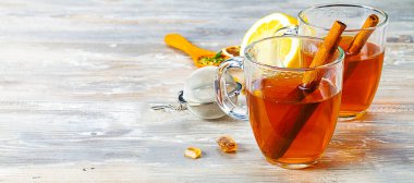 Tahta masada iki fincan sıcak çay.