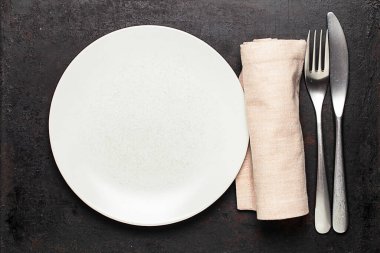 Tabaktaki üst görünüm ve eski kırsal arkaplana yerleştirilmiş gümüş eşyalar